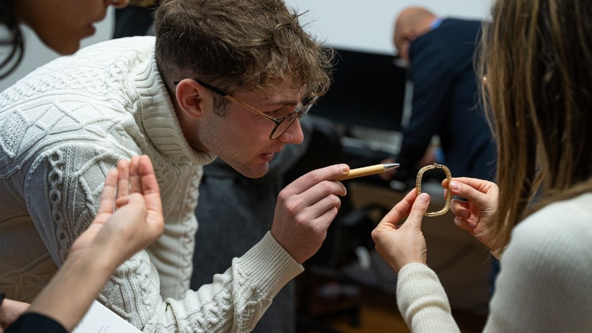 Giovane artigiano al lavoro in un laboratorio Made in Italy