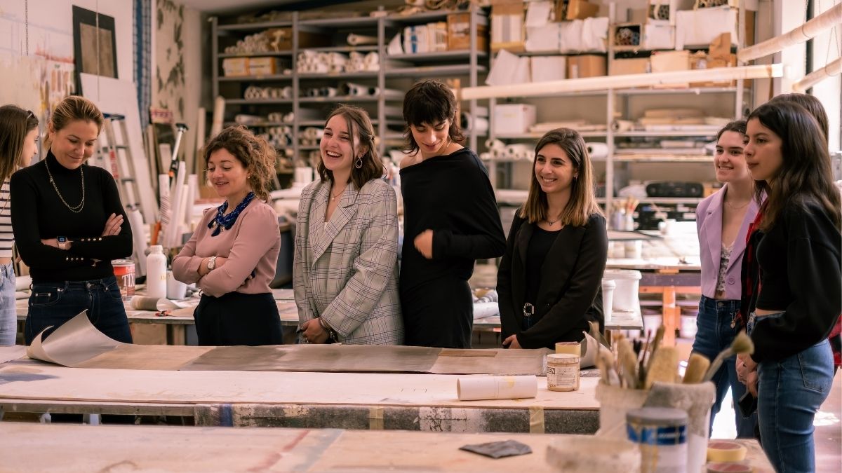 Giovani della Gen Z al lavoro insieme durante un momento di ricerca partecipata